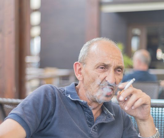 Tos de fumador: qué ocurre realmente dentro de tus pulmones (y por qué no desaparece sola)